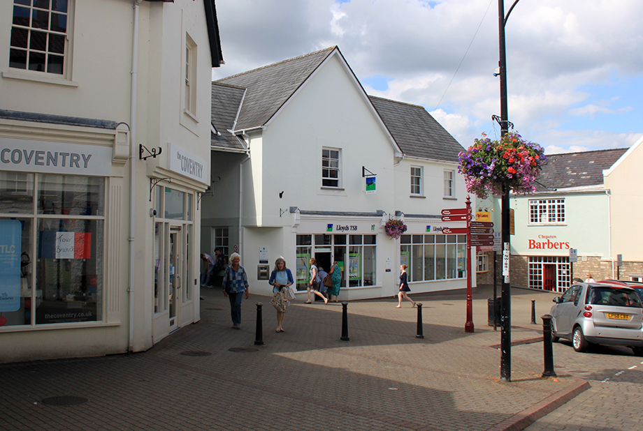 <strong>Chepstow Town Centre<span><b>in</b>Commercial </span></strong><i>→</i>