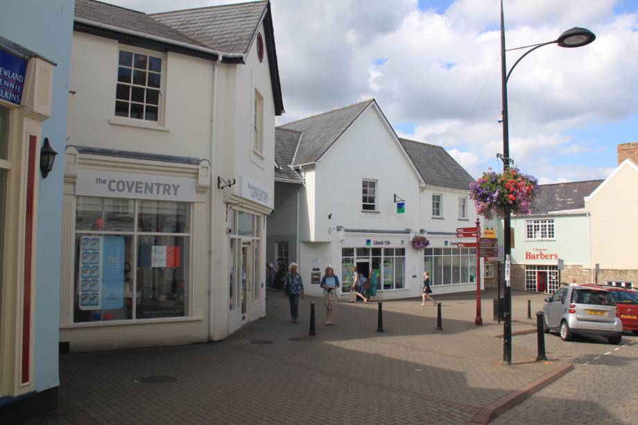 <strong>Chepstow Town Centre<span><b>view larger</b></span></strong><i>→</i>